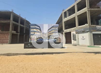 محل تجاري أرضي بمساحة 80 مترًا مربعًا + مساحة خارجية 33 مترًا مربعًا في  التسعين الشمالى بالتقسيط والتسليم خلال عام واحد.