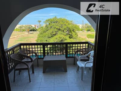 شاليه للبيع بأقل من سعر السوق، مساحته 125 م متشطب بالتكيفات استلام فورى  يقع في موقع متميز في مارينا 5، على بُعد خطوات من البحر