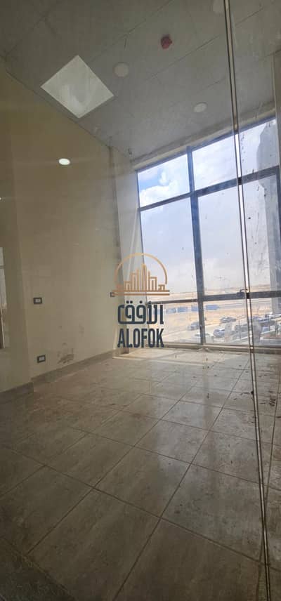 محل لقطة للإيجار دور أول متشطب ومكيف على محور رئيسي بالتجمع موقع مميز مناسب لجميع الأنشطة التجارية جاهز للتشغيل جراج + سهل الوصل
