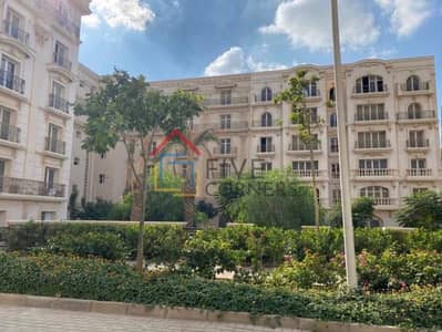 شقة  للبيع استلام سنة واقساط على اطول فترة سداد بدون فوائد بكمبوند هايد بارك فى قلب التجمع الخامس مباشر على شارع التسعين