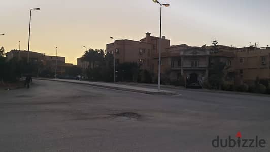 *فيلا للبيع نرجس مربع القصور فيلات مساحة الأرض 665 م ناصيه بحرى قريبه جدا من شارع التسعين مبنيه بدروم وارضى واول هيكل ومبانى الدور الأرضى شقه والدور ا