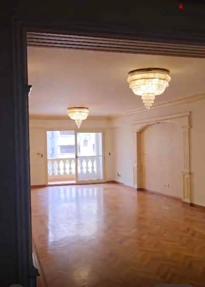 شقة للايجار السكنى 200م / سموحة شارع فوزى معاذ بالقرب من دوران على بن ابى طالب مطبخ بالدواليب