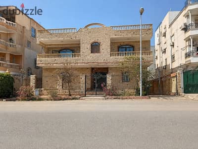 فيلا للبيع بجنوب الاكاديميه مساحه 585 م مبنيه بدروم وارضى وأول متشطبه داخلى وخارجى فيلا خاصه مطلوب 40 مليون