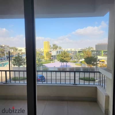 شقة للايجار فى كمبوند ميفيدا على شارع التسعين الجنوبي مباشرة  بالقرب من الجامعه الامريكية وكمبوند هايد بارك  في قلب التجمع الخامس