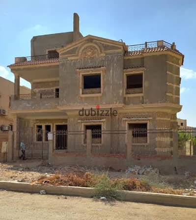 *فيلا للبيع بحى وزارة الماليه فيلات مساحة الأرض 640 م مبنيه بدروم وارضى واول دبل فيس مدفوع التعليه فيلا خاصه متقفله طوب ومحاره لهاحديقه خاصه