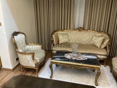 صالون مدهب بحالة جيدة جدا