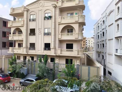 Distinguished apartment for sale in Zayed Heights compound, 250 sq m, first floor, finished to a high standard with personal touches.