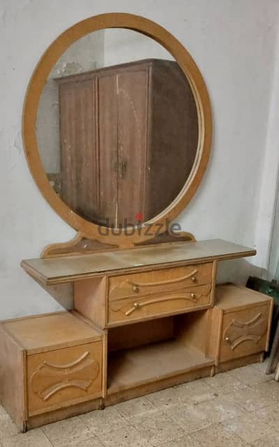 تسريحة بمرايا كبيرة مدورة