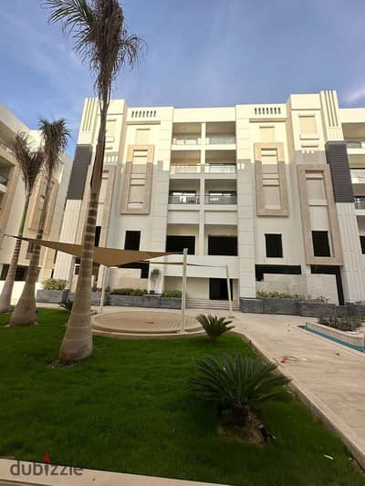 عماره متشطبه بالتكيفات والمطبخ للبيع علي الطريق السويس مباشره امام بوابه 4 مدينتي ومول اوبن اير مدينتي