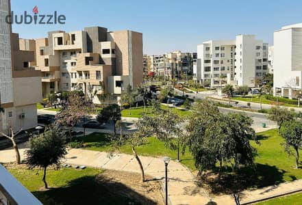 للبيع فى مدينتى شقه 239م بأرقى المراحل بالb8 تشطيب ديلوكس دور تانى فيو جاردن مفتوح