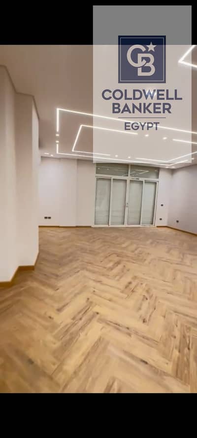 فرصة إيجار توين هاوس 300م داخل كلوب بارك -ماونتن فيو اي سيتي -تشطيب فاخر بالتكييفات- 3 غرف