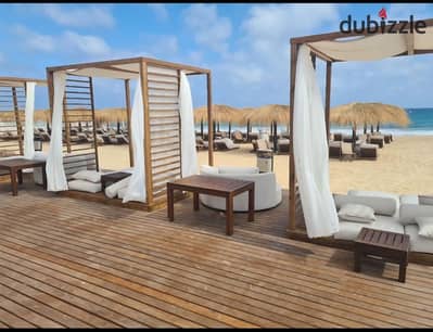 كابينة مشطبة بالكامل ومجهزة بتكييفات للبيع جاهزة للاستلام الفوري على البحردايريكت   في جايا – موقع مميز في رأس الحكمة الكيلو 194