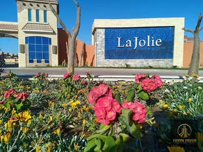 Own your villa now in La Jolie Marina – one of the best locations in Ain Sokhna. The village offers all services including a supermarket,swimming pool