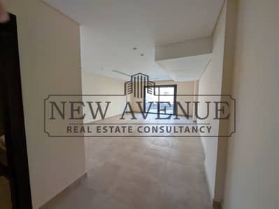 أنكس أرضي للبيع فى تريو جاردنز Trio Gardens فى موقع متميز منزل ذكي بتشطيبات كاملة  مباشرة على شارع جرين سباين جاهزة على الاستلام الفورى