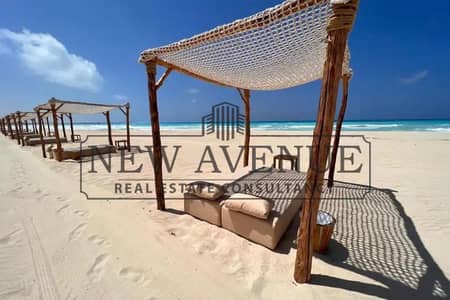 شاليه أرضي في هايسندا باي بالساحل الشمالي Hacienda Bay مع حديقة مطل على حمامات السباحة تشطيب كامل مع مطبخ وتكييفات وفرش جاهز للتسليم والسكن فورًا