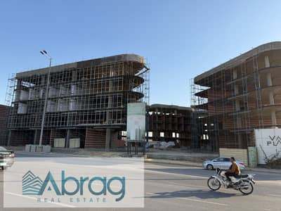 للبيع عيادة متشطبة بالتكييفات استلام فوري في مول فال بلازا علي المحور مباشرةً