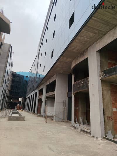 Shop with an area of 50 sqm, immediate delivery, at the lowest price per meter in Sheikh Zayed, Mall 101 – inside the Islamic Complex and Downtown.