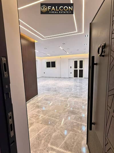 بمقدم 630 الف شقه غرفتين تشطيب فاخر High End للبيع فى قلب الشروق على طريق السويس بجوار الجامعه البريطانيه وبالقرب من اوبن اير مول+متاح خصم عالكاش
