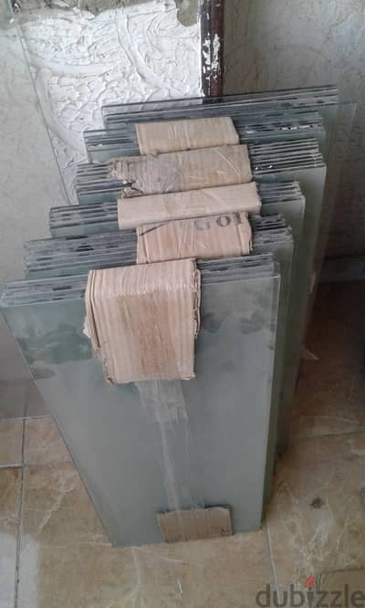 ارفف زجاج مع حوامل