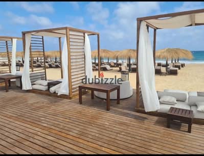كابينة مشطبة بالكامل ومجهزة بتكييفات للبيع جاهزة للاستلام الفوري على البحردايريكت   في جايا – موقع مميز في رأس الحكمة الكيلو 194
