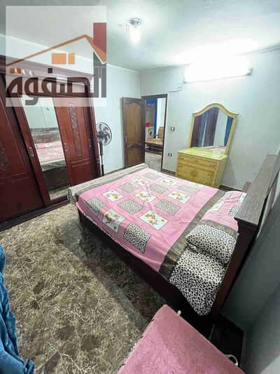 شقة للايجار مفروشة قريبة لمترو المعادى غرفتين وصالة وحمام ومطبخ مكيفة غرفة بها انترنت ارضى