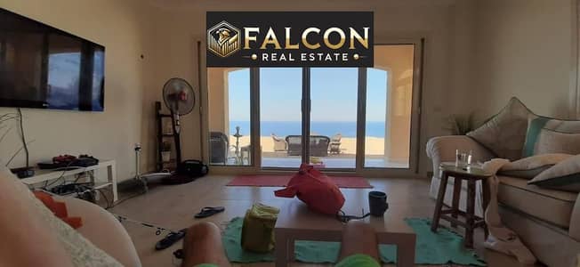 2-bedroom hotel chalet for sale in Telal Ain Sokhna, fully finished with air conditioning and kitchen, first row on the sea