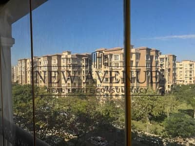 شقة متشطبة ومفروشة جزئيًا مع تكييفات في موقع مميز جدًا بإطلالة بانورامية على حدائق واسعة للبيع في مدينتي B2 من تطوير طلعت مصطفى