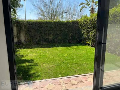 بالتكيفات و المطبخ  و حديقة مزروعة جاهز علي السكن