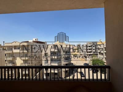 شقة بحري نصف تشطيب ٣٥٠ متر مربع ٤ غرف نوم (غرفتان رئيسيتان) للبيع في كومبوند المستشارين بالقرب من جاردن ٨