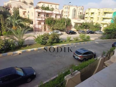 شقة للبيع في مدينة العبور الحي السابع فيلات أرقى أحياء العبور حي القصور والفلل للوكيشن تحفة قريبة جداً من مسجد أحمد الشريف أول بلكونة بعد الأرضي مساحت