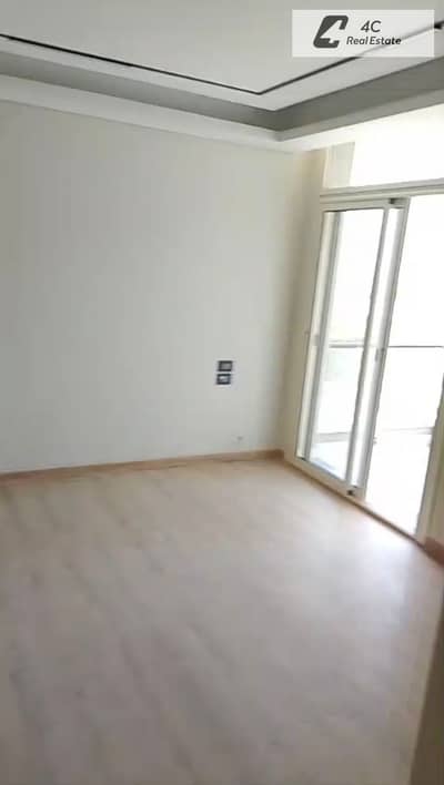 Immediate resale apartment, 216 sq m, fully finished, in Hyde Park View Villa, with the lowest price in the compound, featuring a distinctive layout,