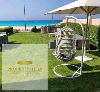 Duplex with garden double view overlooking the sea entirely and with a swimming pool. A demonstration video for the view shows the number.