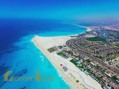 شاليه للبيع استلام فوري صف اول علي البحر في Solen الساحل الشمالي بالقرب من فندق ريكسوس