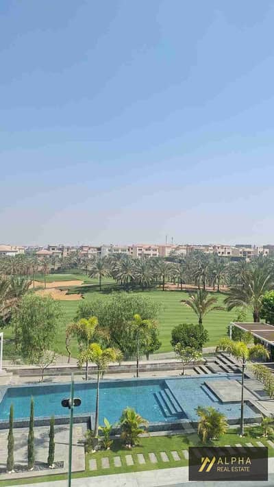 شقة مفروشة للإيجار في Katameya Dunes بفيو مباشر على الجولف في موقع مميز داخل كمبوند راقي يوفر الهدوء والخصوصية مع تصميم مريح وقريب من الخدمات والمناطق الحيوية