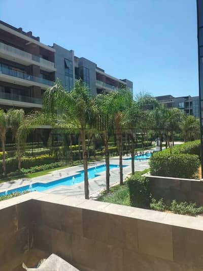 شقه ارضى بحديقه فى patio oro كورنر  موقع ممييز بإطلالة على مسطحات مائية وسعر مميز جاهز للاستلام