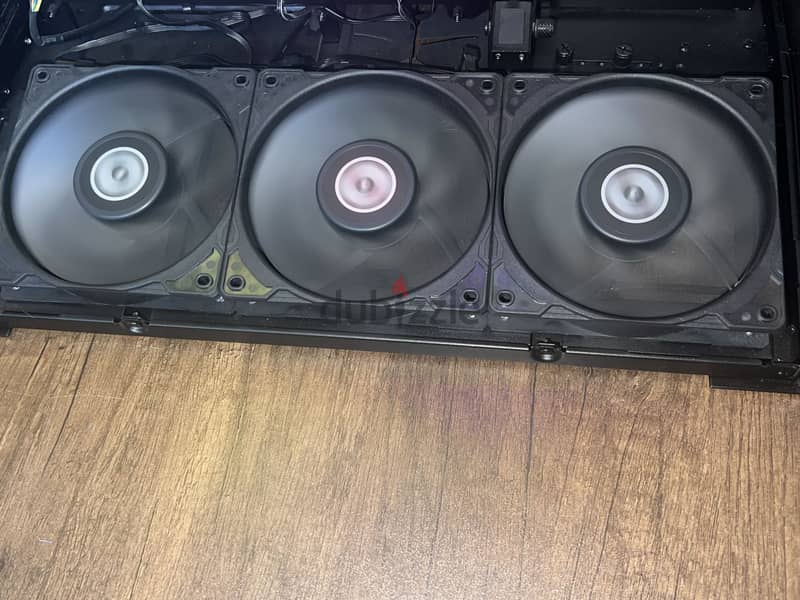 Lian Li reverse blade fans 1