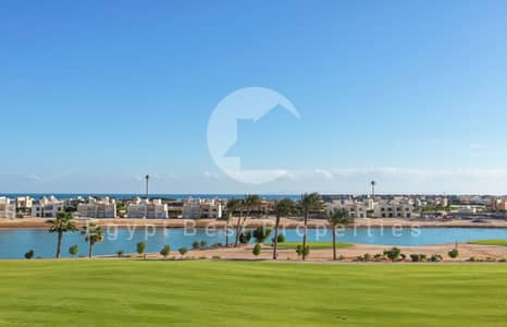 شاليه جاهز للاستلام فورًا على الكريستال لاجون مباشرة، في موقع مميز جدًا. بتقسيط على 6 سنين، للبيع في سوان ليك.