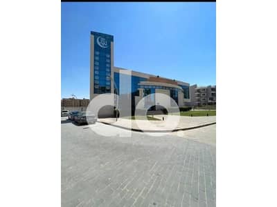 محل تجاري للإيجار بمساحة مبنية ٢١١ متر مربع + مساحة خارجية ١٠١ متر مربع في لا ميرادا بلازا، القاهرة الجديدة. موقع متميز جداً في القاهرة الجديدة