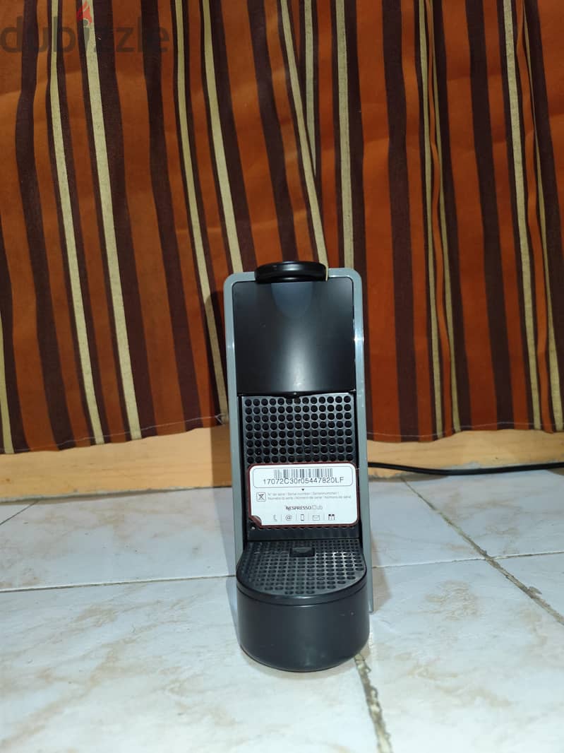 Nespresso machine essenza mini 8