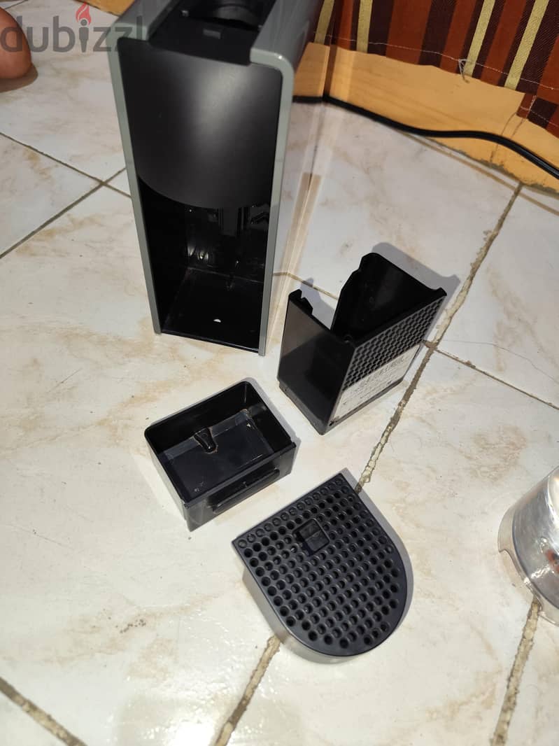 Nespresso machine essenza mini 10