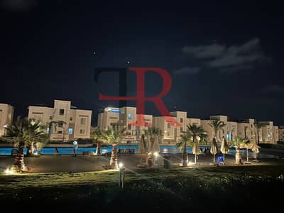 شاليه للإيجار بإطلالة على حمام السباحة جاهز في أمواج بالساحل الشمالي