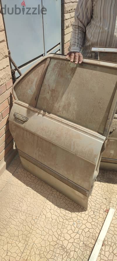 بابين جنب يمين حالة الزيرو كاملين بالفرش