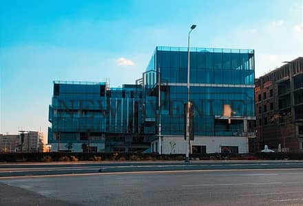 محل تجاري للايجار بموقع و مساحة مميزوة يصلح لجكيع الانشطة وقريب من كل الخدمات  في جرانوي التجمع