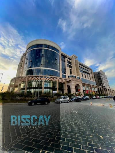 Office space available for immediate occupancy in the Financial District, next to major banks, with a 5-year payment plan