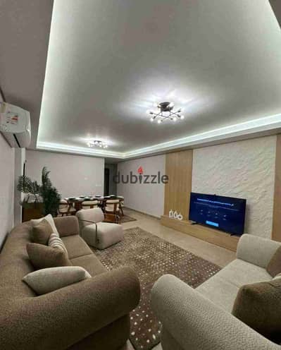 شقه مميزه بفرش فندقي للايجار في كمبوند زد الشيخ زايد