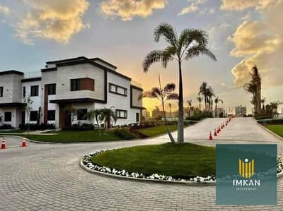 شقه للبيع في التجمع الخامس Golden Square  وبالتقسيط علي 10 سنين على شارع النوادي (Clubs Street) أمام كمبوند ماونتن فيو 2 في كمبوند ازار || azaar