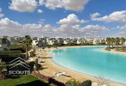 للسكن او الاستثمار شاليه للبيع صف اول لاجون متشطب بالتكيفات والمطبخ في قريه ازها في الساحل الشمالي Azha North Coast خليج راس الحكمه