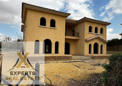 Independent villa with large buildings 555m golf view in Madinaty distinctive location corner