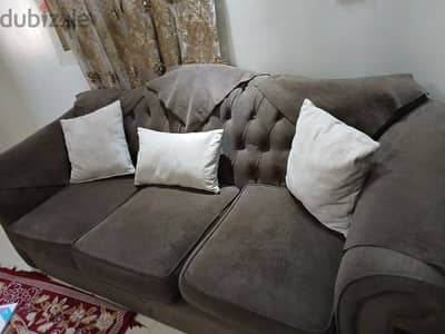 كنبة انترية كبيرة وكرسي بحالة جيدة