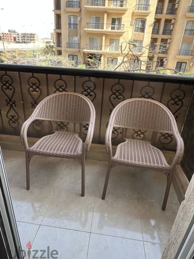 ٢ كرسي و طاولة